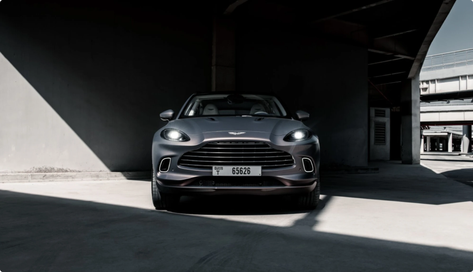 Aston Martin Auto unter Überführung